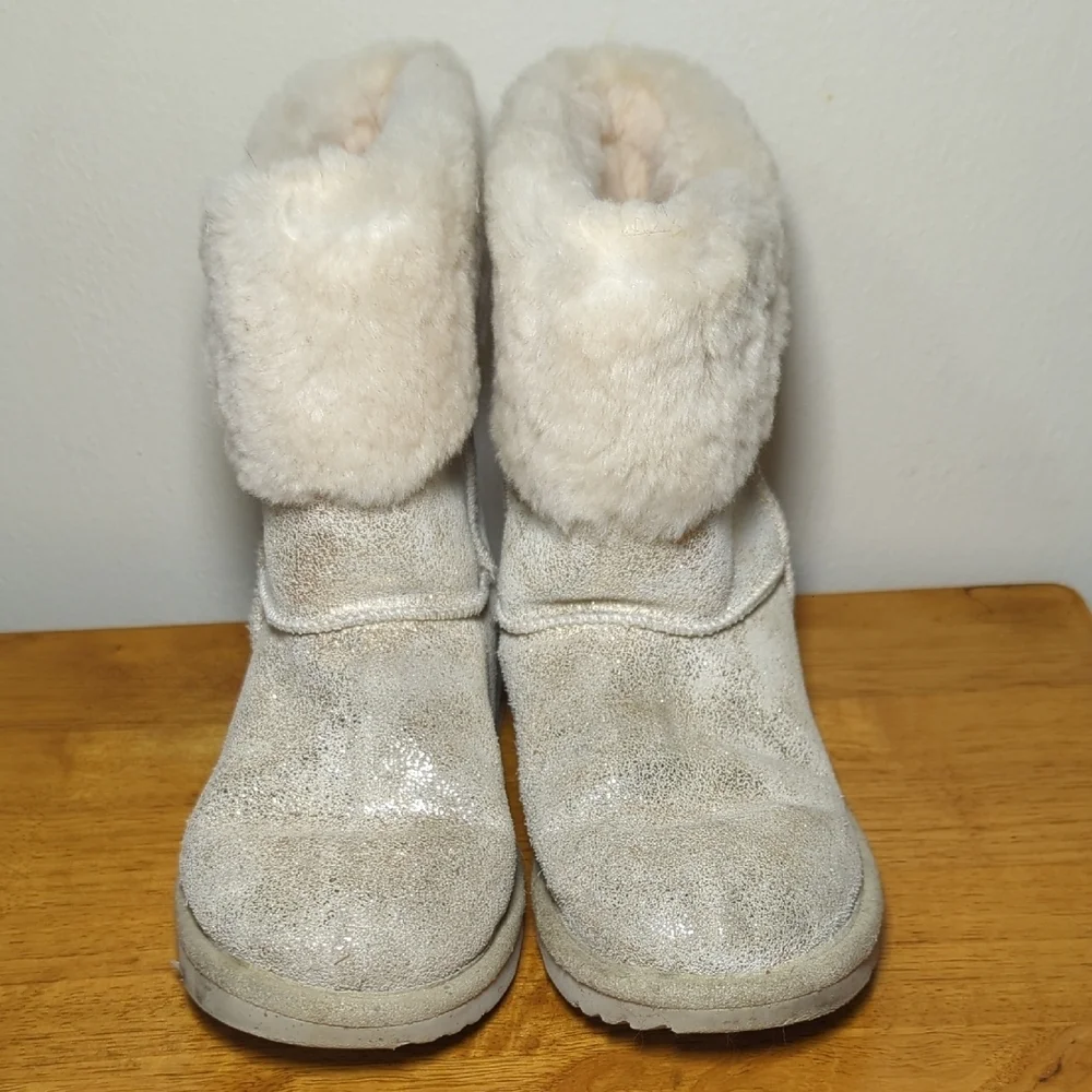 Ugg Kids Ramona Classic II Metallic Boot Silver + Cream Faux Fur Girls Size 3